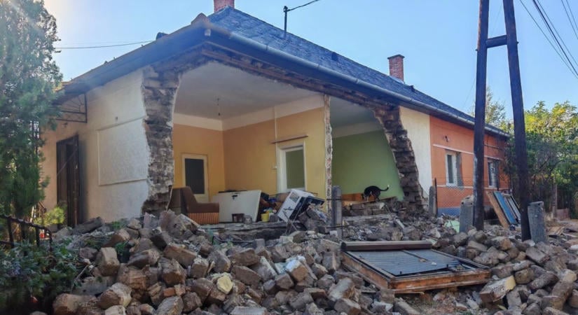 Halálos falomlás Mezőcsáton, egy férfit temettek maguk alá a romok - fotókkal