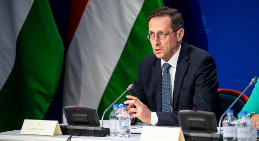 Varga Mihály az euró bevezetéséről: A kedvező hatások mellett a kockázatokat is mérlegelni kell