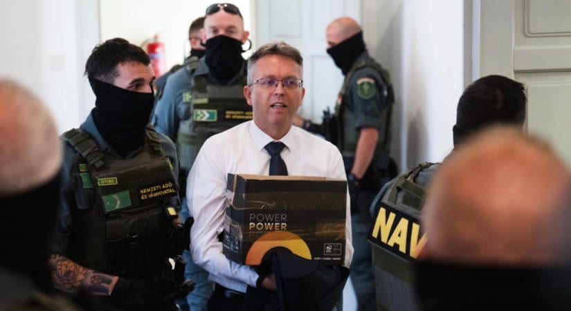 Rács mögött karácsonyozhat Hankó Balázs