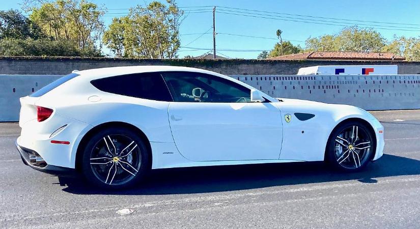 200-zal csapódott a szalagkorlátnak egy Ferrari: egy gyönyörű, fiatal modell és egy DJ halt meg a brutális balesetben