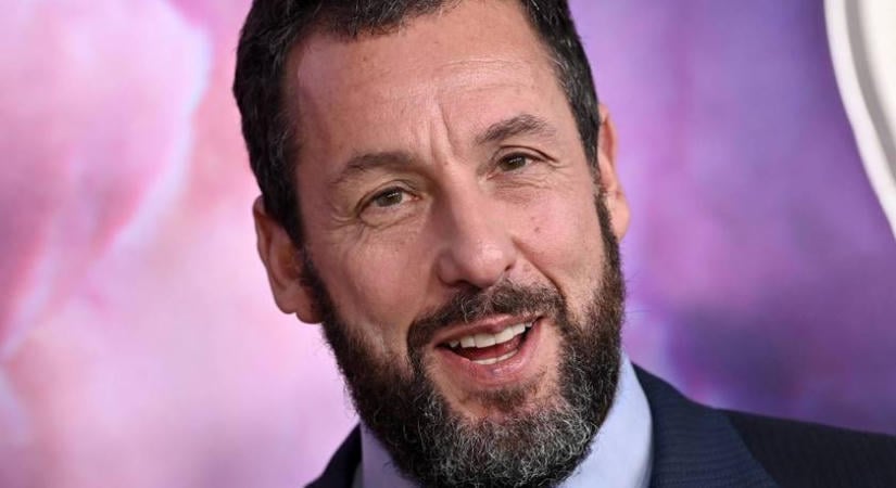 Adam Sandler gyönyörű lányaival pózolt a vörös szőnyegen: a 20 éves Sadie-n és a 17 éves Sunnyn ámul mindenki