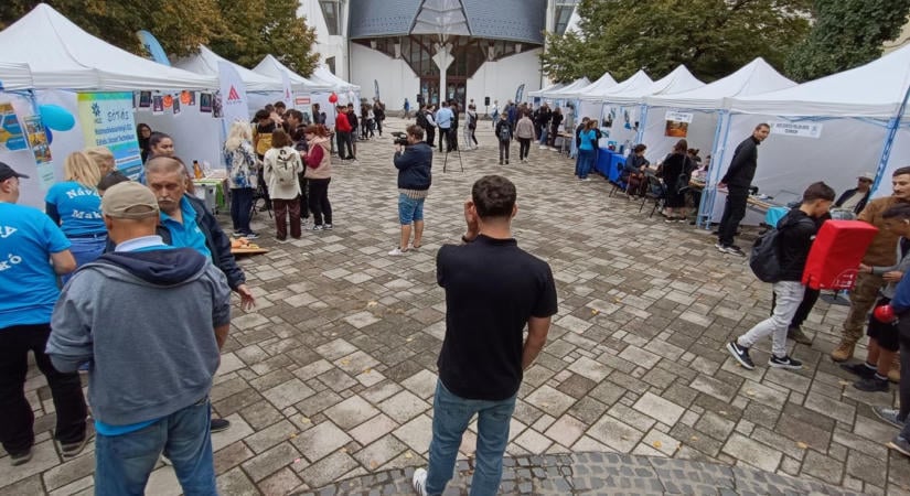 Szakmák kavalkádja Makón: 24 sátorban mutatták meg a diákoknak, mi vár rájuk a jövőben  fotók, videó