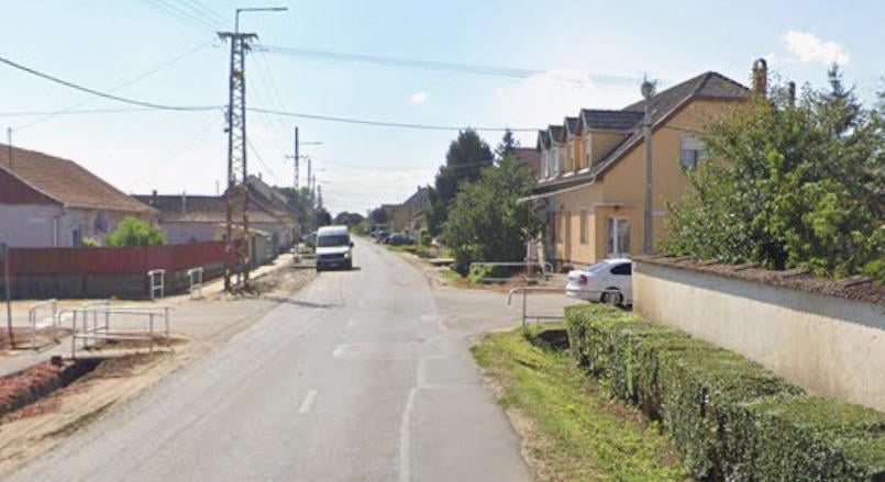 Autó hajtott árokba Létavértesen