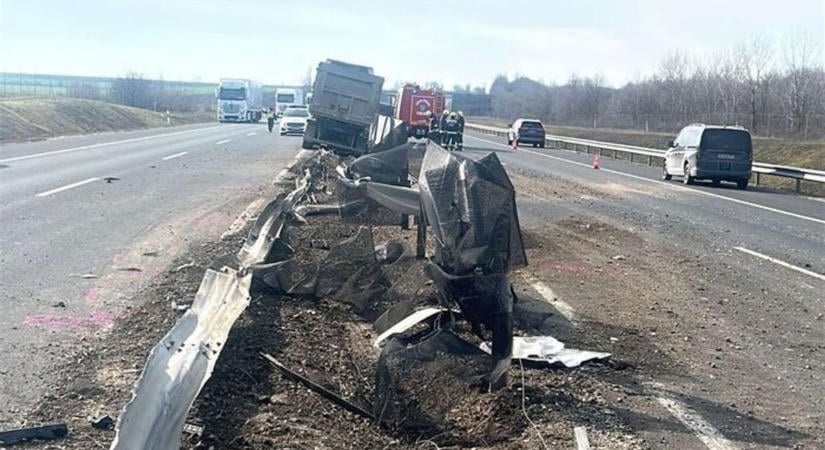 Újabb baleset az M6-oson: két autó ütközött Paksnál, a tűzoltók is kivonultak