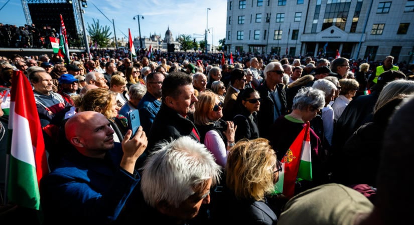 Lincshangulat, kiabálás és Bede Zsolt: Kindlovits Máté terelte vissza a tüntetőket a Fidesz rendezvényén