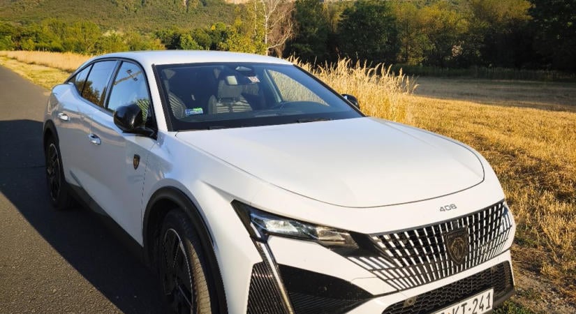 Sportos elegancia francia módra – Peugeot 408 Hybrid 1.2 PureTech