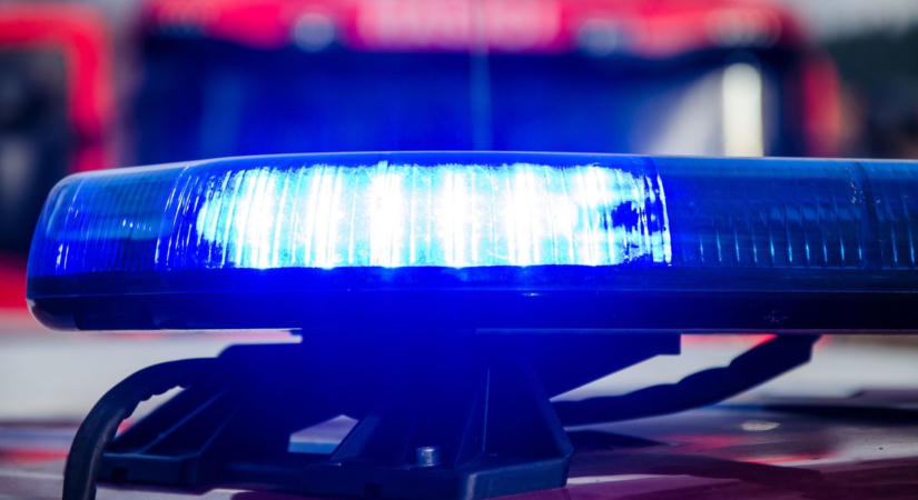 Felborult egy autó az 54-es főúton – félpályán halad a forgalom