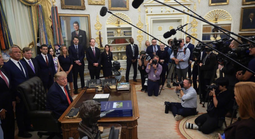 Éktelen haragra gerjedt Donald Trump, kitiltotta a CNN-t és a Politicót is a Fehér Házból