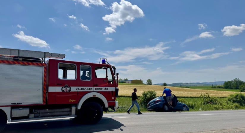 Árokba csapódott egy autó Paks közelében, ketten utaztak a járműben, mentők a helyszínen