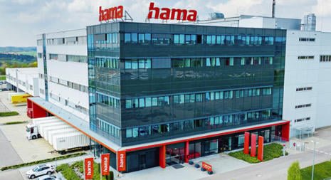 A Hama is beszáll az elektromos töltő versenybe. Az ügyvezető szerint az erősebb forint az elektronikai piacon is csak a drágulást fékezi.