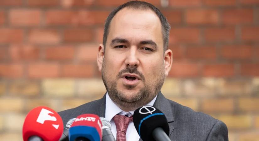 Valaki megint felmászott egy vasúti kocsi tetejére, a MÁV alkalmazottai mentették meg az áramütéstől