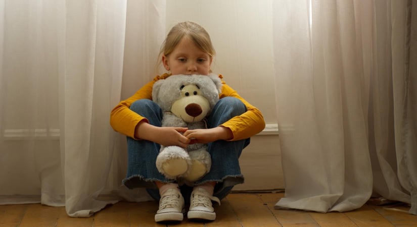Balatoni táborozás közben fogdosta a rábízott lányokat egy gyermekvédelmi otthonvezető