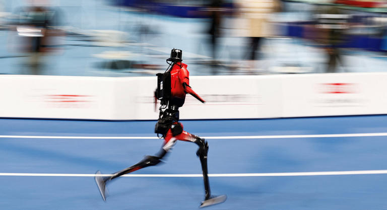 Usain Bolt világrekordját is lepipálta egy robot, majd nekivágódott egy szivacsnak