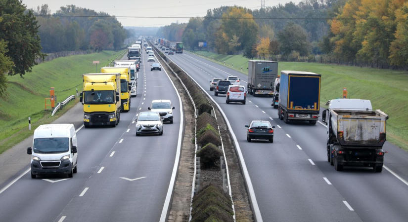 Új szakaszába lép az M1-es bővítése: a forgalmi irányokat betonelemekkel választják el - Ezt minden közlekedőnek tudnia kell!