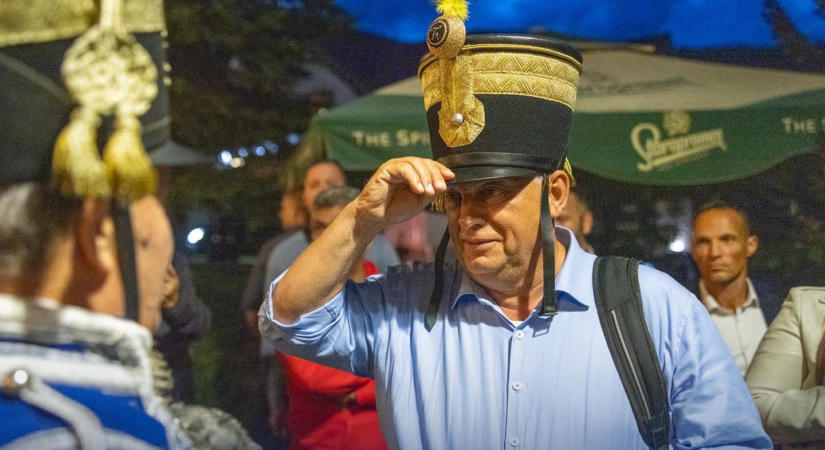 Elemzők: Orbán Viktor nem tért haza, mert nincs itt az ideje, de azért figyelni kell