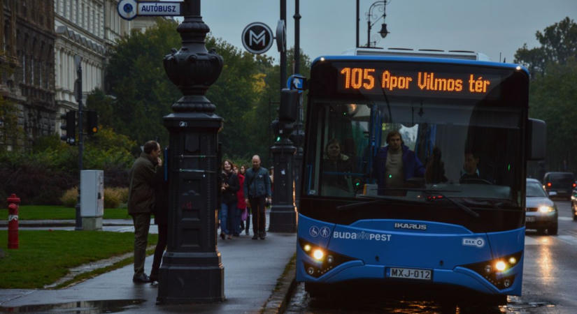 Tesztüzem a fővárosban: több buszjáraton már bankkártyával is lehet fizetni a vonaljegyért