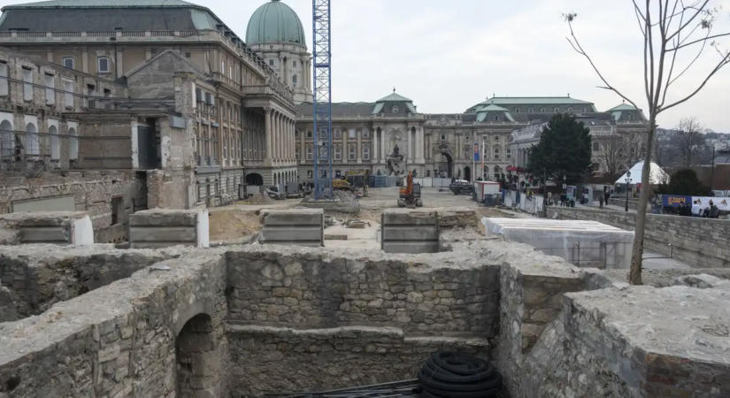 Leállítja a budavári palota újjáépítését a kormány, új közbeszerzés jön
