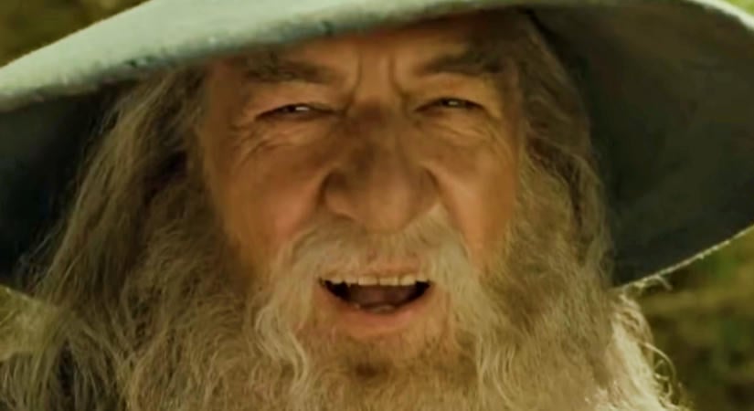 [VIDEÓ] Sir Ian McKellen megmutatta, milyen sűrű szakálla lesz Gandalfként az új A Gyűrűk Ura-filmben