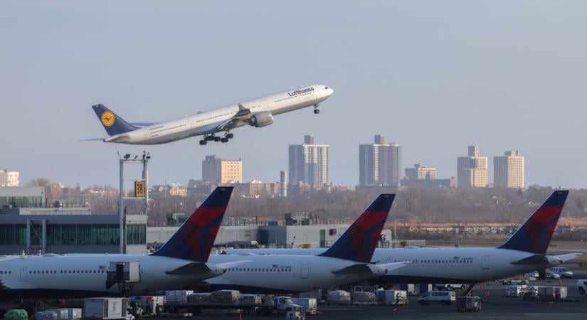 Legalább öt nagy amerikai reptéren okozott fennakadást, hogy egy építkezésen elvágtak egy kábelt