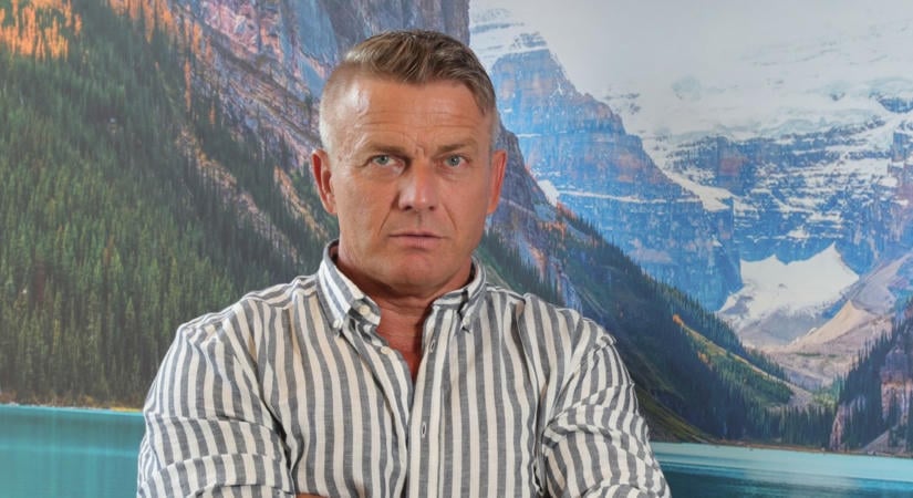 Minősíthetetlen módon esett neki egy erdélyi, női kommentelő Rékasi Károlynak - a színész épp oda készül, joggal akadt ki, itt a válasza