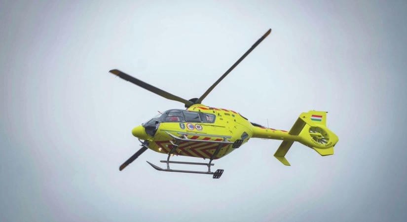 Tragédia: csecsemőhöz riasztották a mentőhelikoptert a 4-es főútra, már nem tudták megmenteni az életét