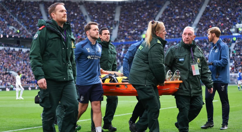 Ijesztő ütközés a PL-ben: hordágyon vitték le a Chelsea kapusát