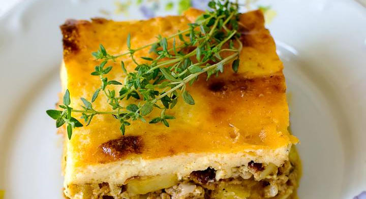 Eredeti bolgár muszaka darált hússal és krumplival: egyszerű, kiadós recept