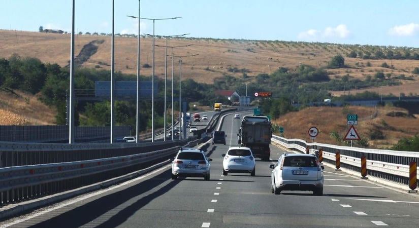 A kamionos csak egy kicsit nem figyelt oda, ravaszul meglopták az M3-as pihenőhelyén