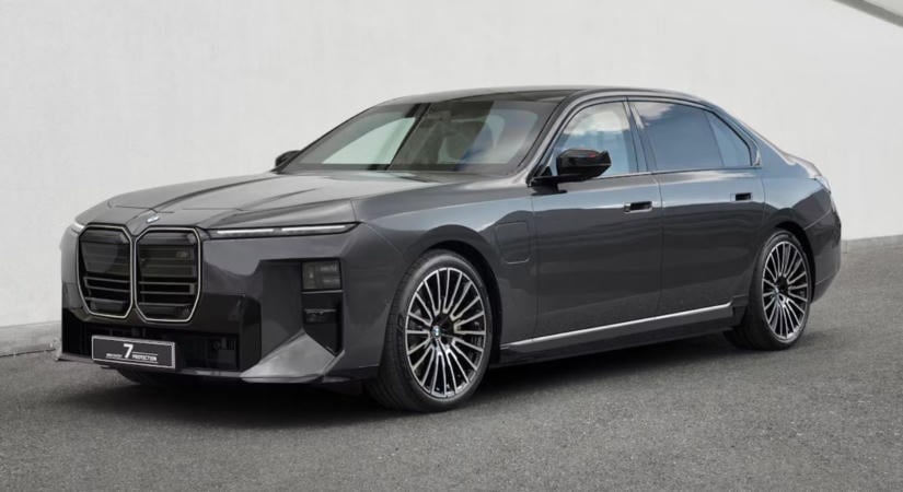 Itt az új, golyóálló BMW 7-es, amin kívülről nem is látszik, mire képes