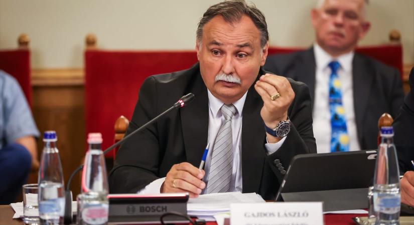 Gajdos László bejelentette, hogy betiltaná a kotorékozást