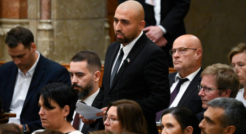 Kiderült, miért nem álltak fel a Mi Hazánk képviselői a roma holokauszt parlamenti megemlékezésén