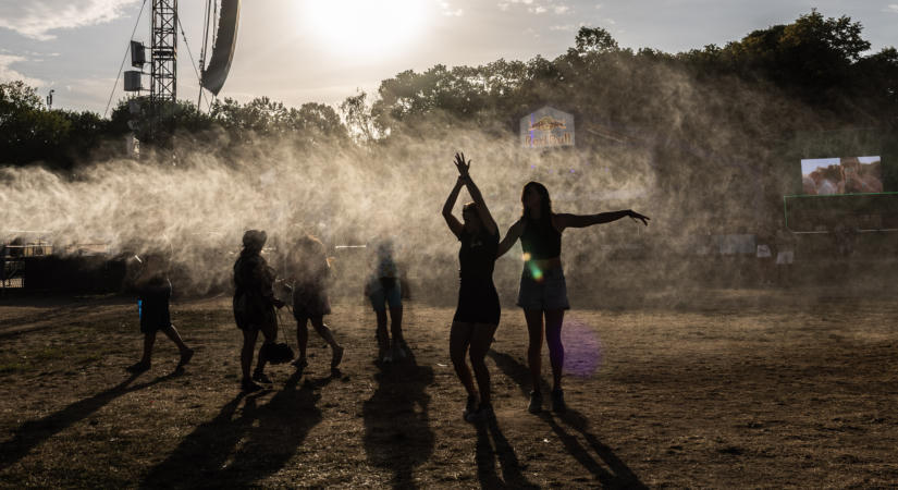 Őrült eufória a naplementében: Ellopták a show-t a Sziget legfelszabadultabb bulizói – fotók
