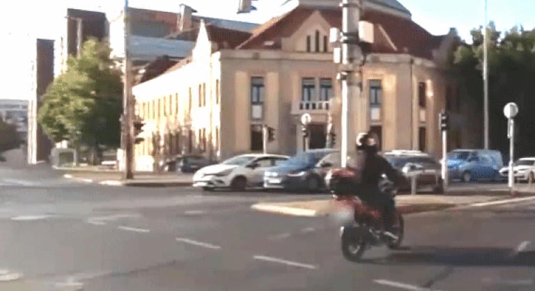 Motoros gázolta el a piroson átkelő gyalogost a Váci úton, a baleset után váratlan fordulat következett