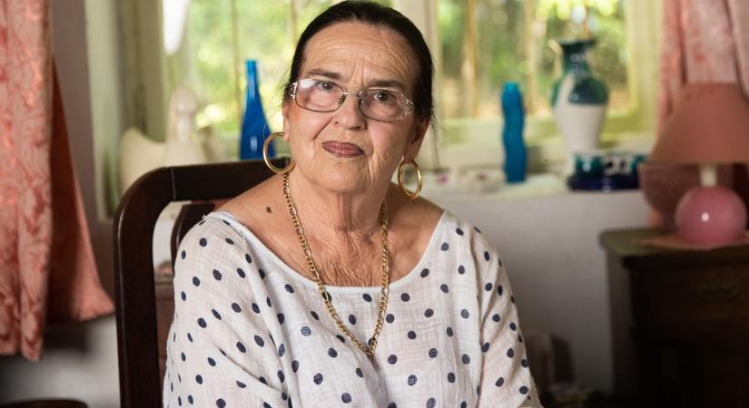 Oszter Sándor özvegye a négy fal foglya: a lánya, Alexandra segíti, ápolja egész nap
