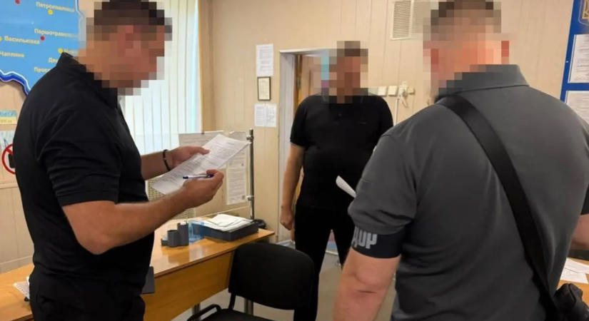 Több mint száz ukrajnai toborzóközpontban tartanak házkutatást