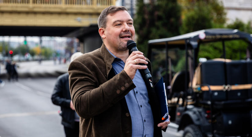 Huth Gergely szerint Orbán Balázs munkássága libsi pénzégetés, nyálas tobzódás és kínosan üres hablatyolás volt