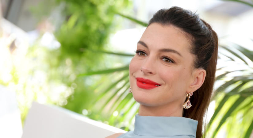 Anne Hathaway ragyogott New Yorkban: különleges ruhában mutatta meg gömbölyödő pocakját