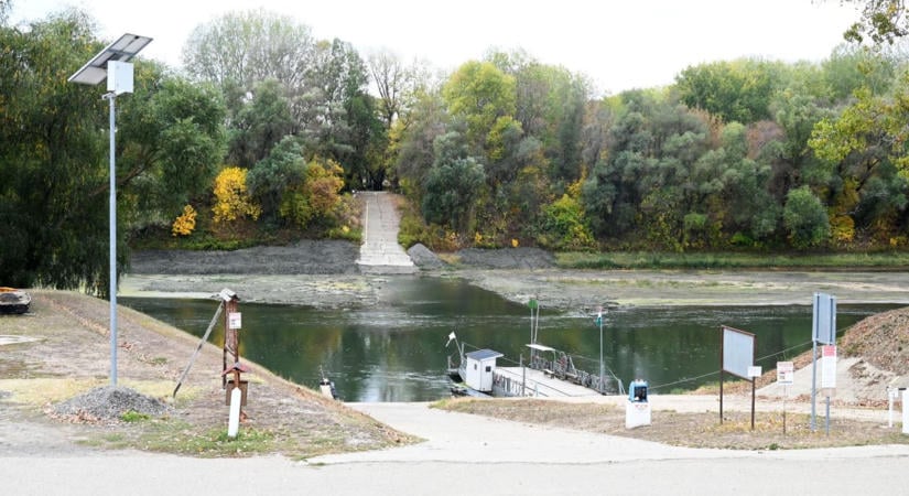 Annyira alacsony a Tisza vízállása, hogy a tiszaroffi komp „nyomvonala” is kilátszik