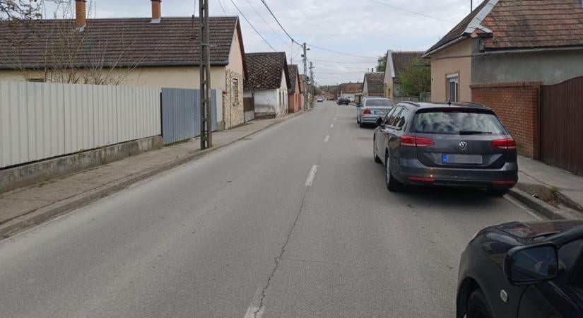 Már a mentők útja is veszélybe kerülhet Decsen – a közmeghallgatásig jutott a tarthatatlan parkolási helyzet