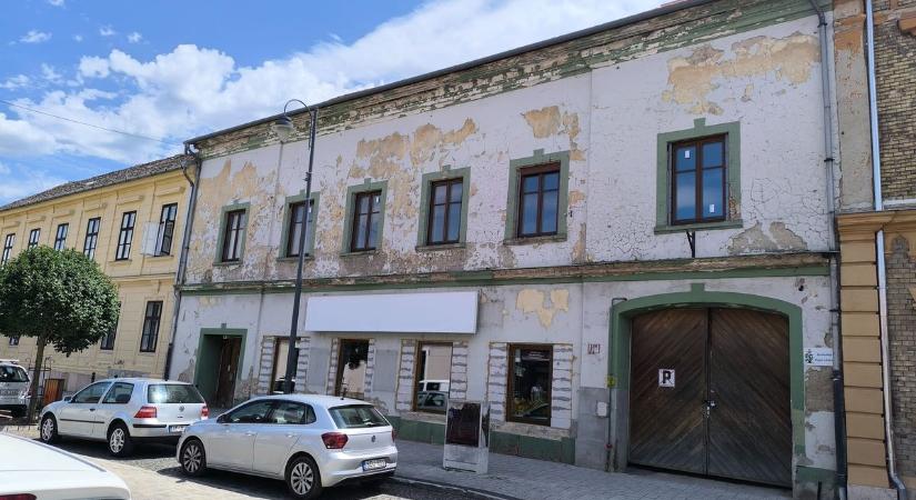 Újabb haladékot kapott az egykori tatai Spar épületének felújítása, már a harmadik tulajdonosnál jár az épület