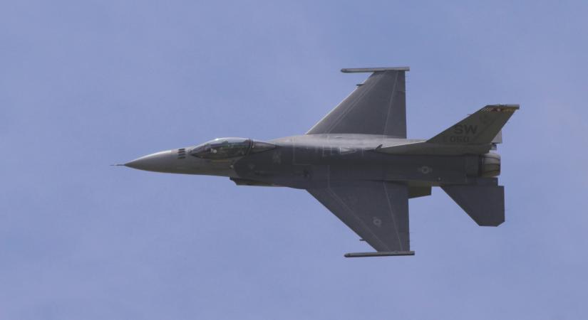 Megdöbbentő videó: egy F-16-os futómű nélkül szántotta fel a kifutót, pillanatok múlva kigyulladt