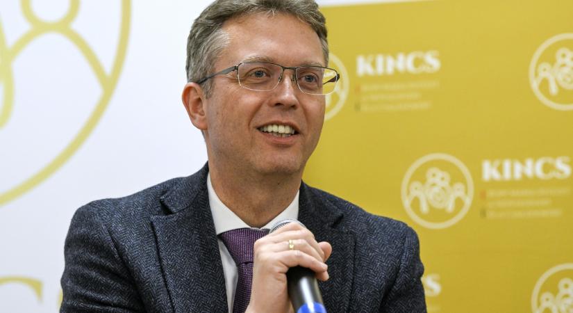 Merkely Béla nem jelezte, hogy a fia és egy ideig ő maga is tulajdonos volt egy cégben, ami az általa vezetett egyetemmel együtt kapott 600 milliónyi közpénzt Hankó Balázstól