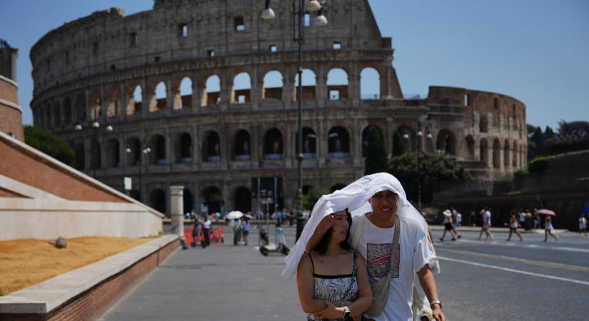 Tizenegy évi tiltás után visszatértek a szuvenírárusok a Colosseum előtti térre
