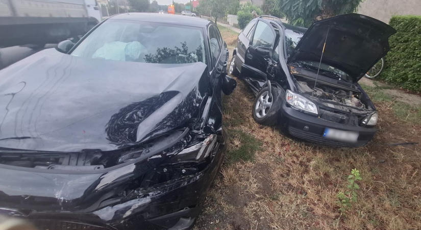 Csúnyán belerohant a parkoló autóba egy másik Kadarkúton