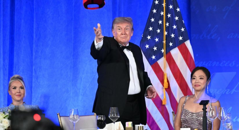 Donald Trump aláírta a törvényt, amellyel száz százalékos vámot vethet ki az orosz olaj legnagyobb vásárlóira