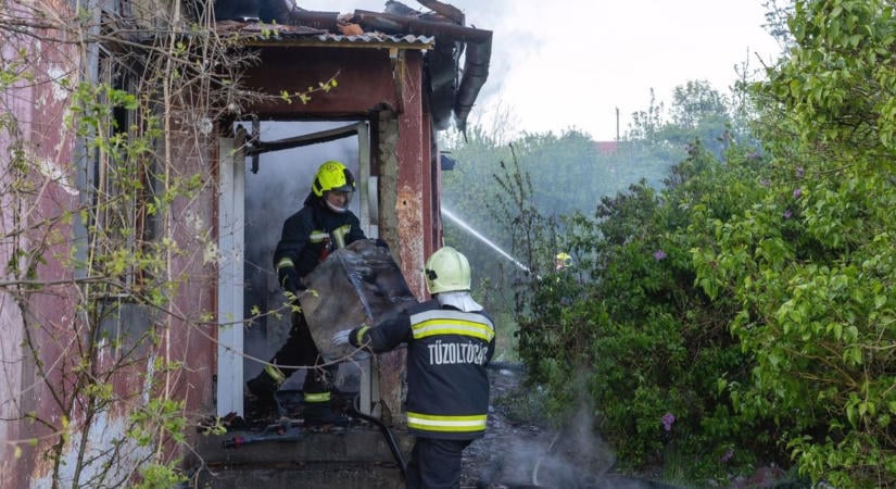 "Véletlenül" megint begyulladtak a lomok a Nádasdi utcában, szerencsére a kaposvári tűzoltók időben odaértek