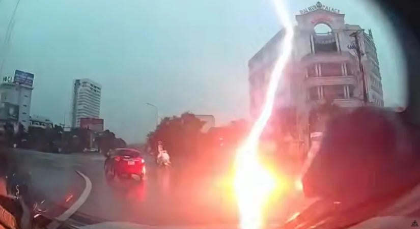 Villám csapott egy motorosba: videón a döbbenetes pillanat