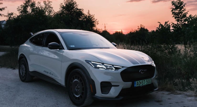 Sportos Mustang, tágas családi autó