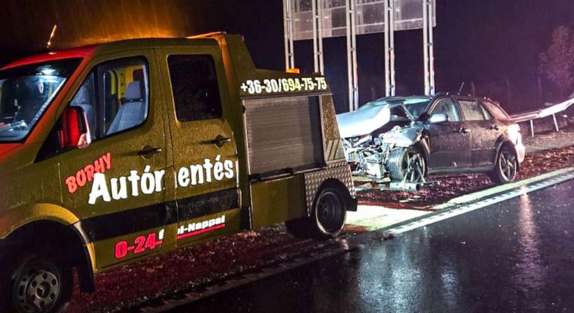 Baleset az M86-oson: Szalagkorlátnak csapódott egy autó - fotók