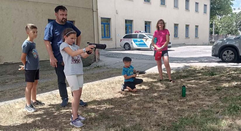 Osztatlan sikert aratott a lézer lövészet és a rendőrkutyás bemutató